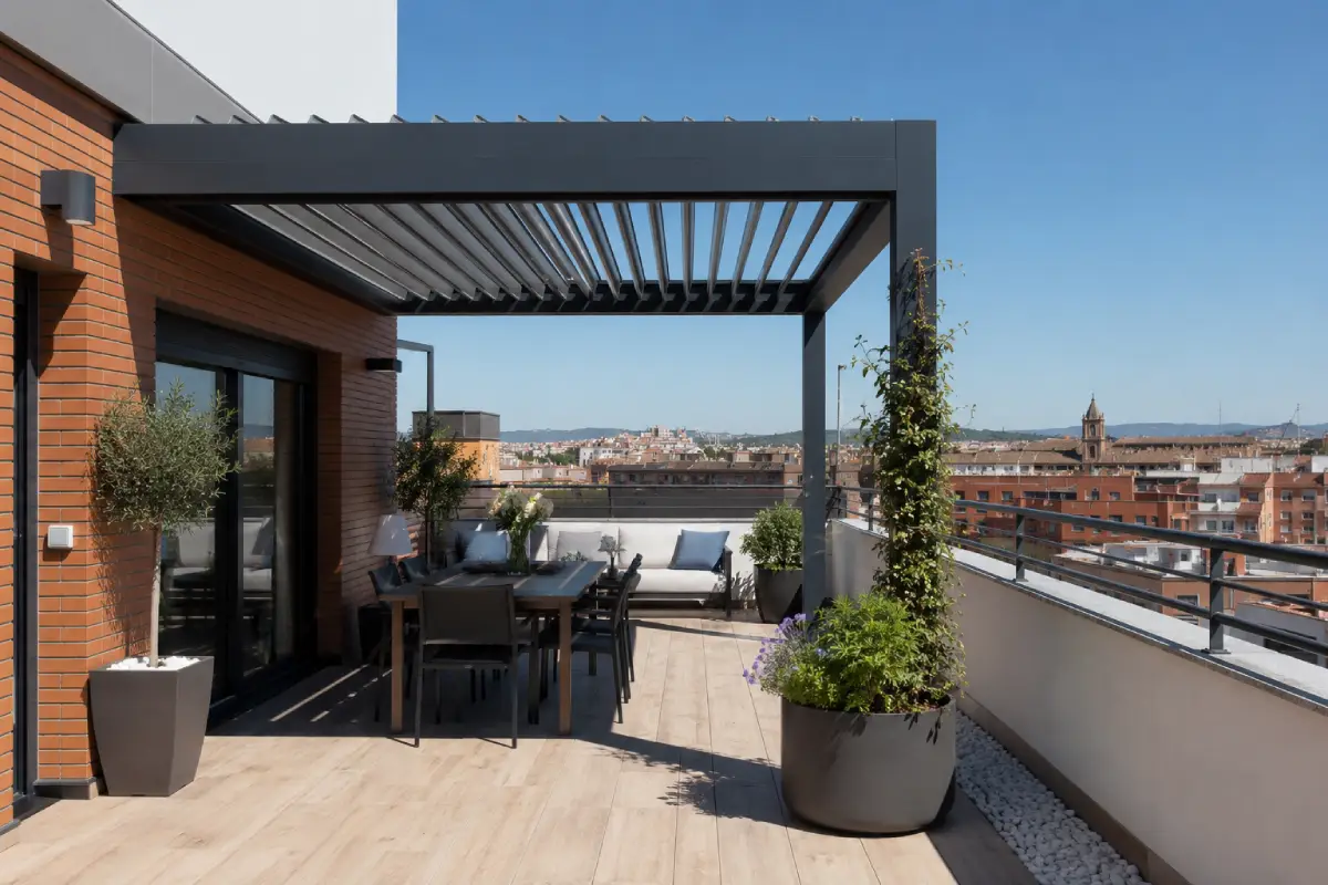 Pérgola bioclimática en ático de Guadalajara